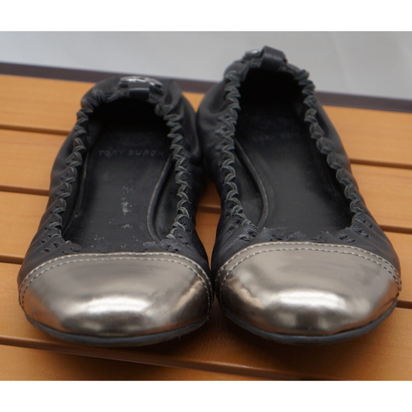 TORY BURCH ABBEY BLACK SILVER LEATHER REVA MEDALLION FLATS 7 $225 - Picture 9 of 11